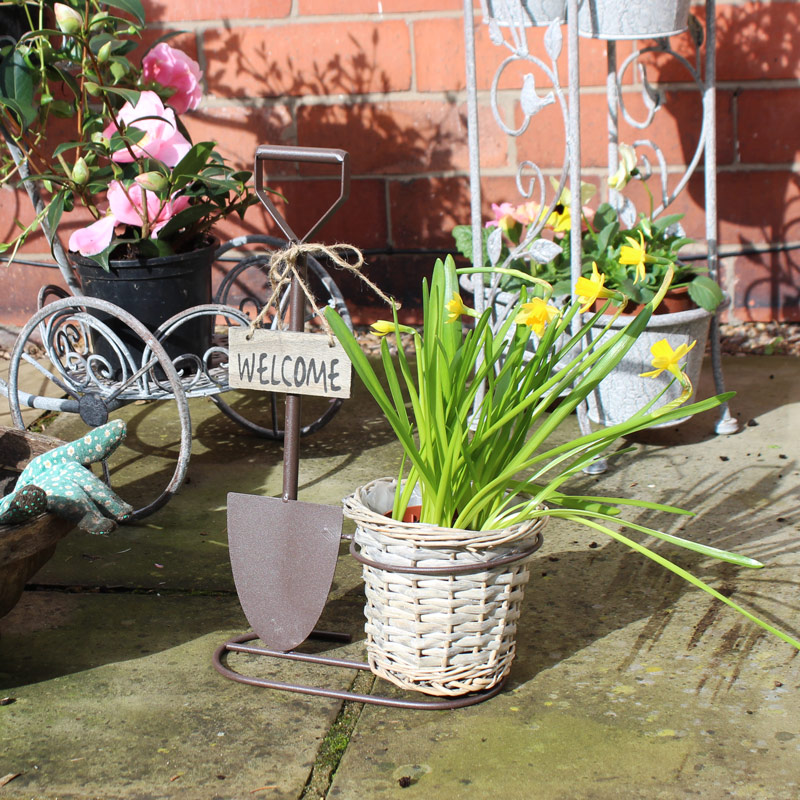 Metal Spade Planter & Wicker Plant Pot with Welcome Plaque 